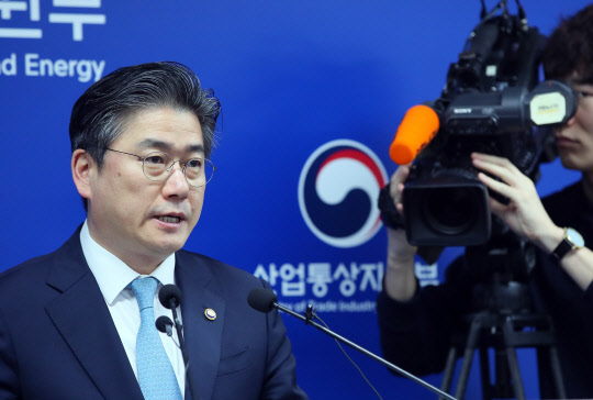 정승일 산업부 차관이 20일 세종시 정부세종청사에서 포항 지열발전 상용화 기술개발 사업 영구 중단' 등 정부 입장을 발표하고 있다.  <연합뉴스>